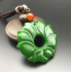 Yeşim Taşından Yapılmış Yeşil Lotus Kolye