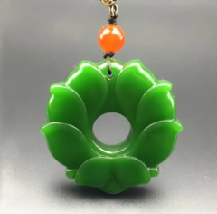 Yeşim Taşından Yapılmış Yeşil Lotus Kolye