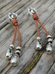 Deri Detaylı Gümüş Küpe